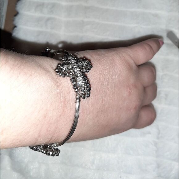 NWT cross bracelet   - Picture 4 of 6